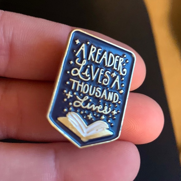 Accessories - “ A reader lives a thousand lives” pin